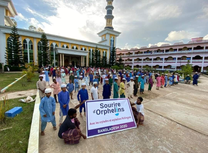 Orphelins Rohingyas devant leur orphelinat au Bangladesh