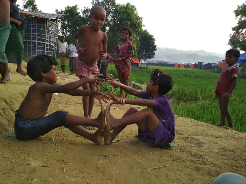 Orphelins Rohingyas qui jouent en plein air